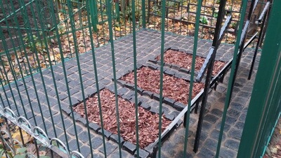 Брусчаткой можно формировать зоны цветников