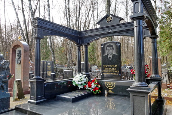 Изящная композиция из чёрного гранита в виде трёх арок